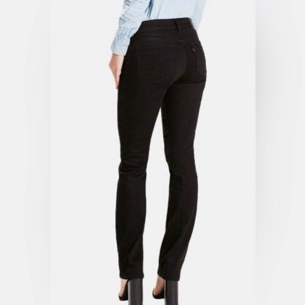 Black Levi’s 712 Slim